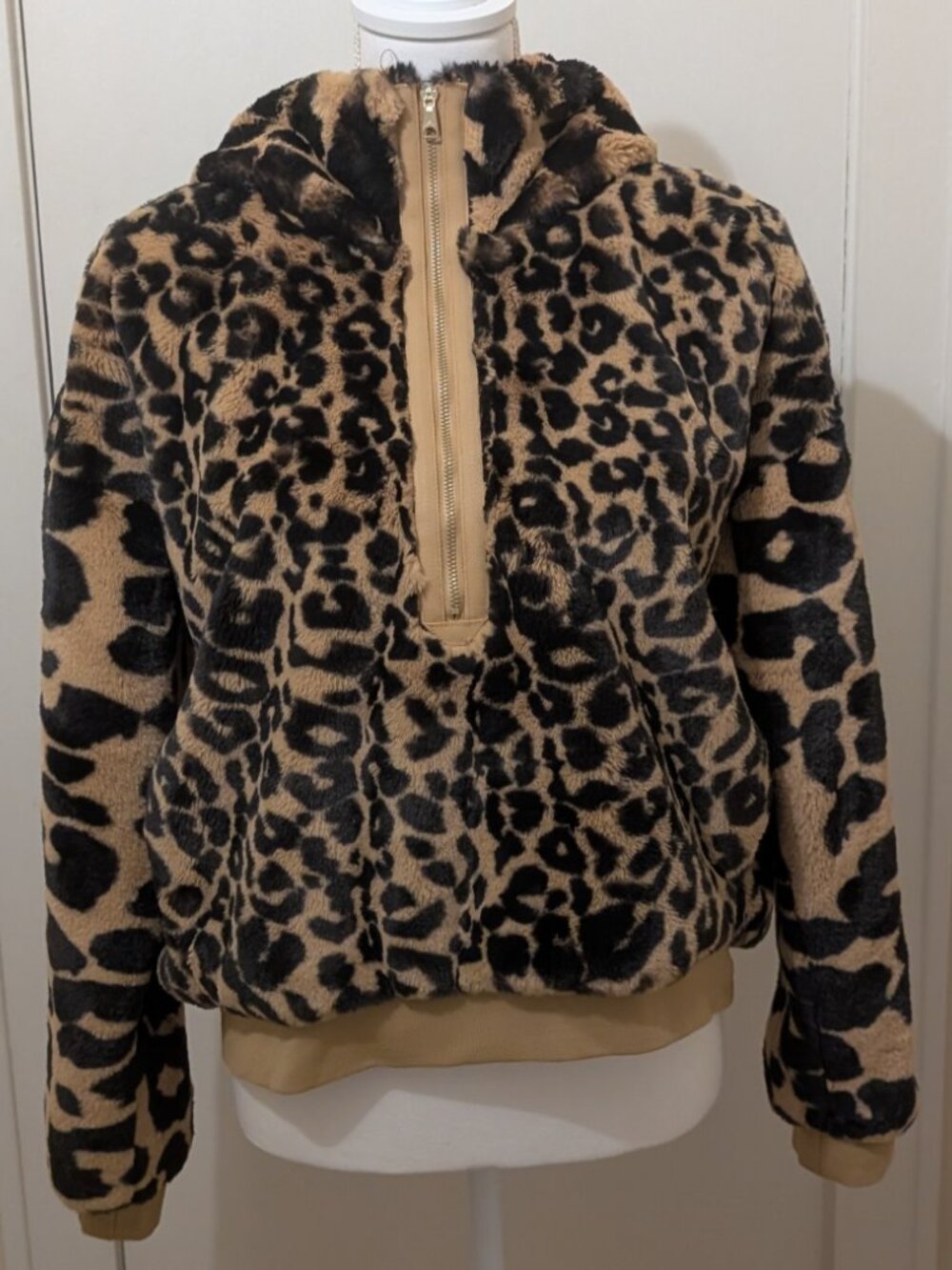 Nike Air Jordan LUXURY Women's 1/2 Zip Faux Jacket Standard Size Animal Print - Picture 2 of 9